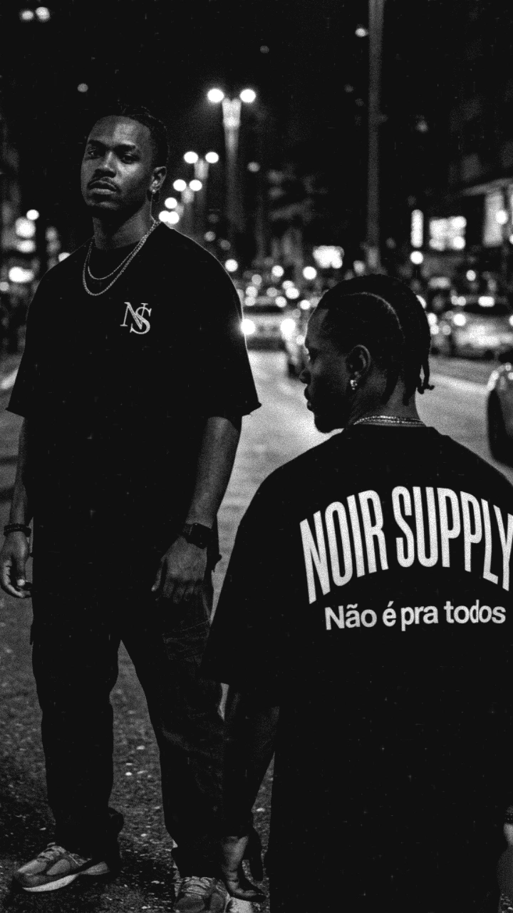 Dois homens vestindo NOIR SUPPLY na rua à noite - camiseta com estampa 'Não é pra todos'